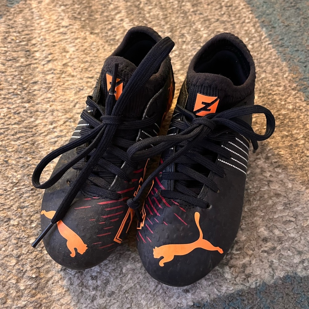 ✨ LIKE NEW ✨ Puma soccer shoes